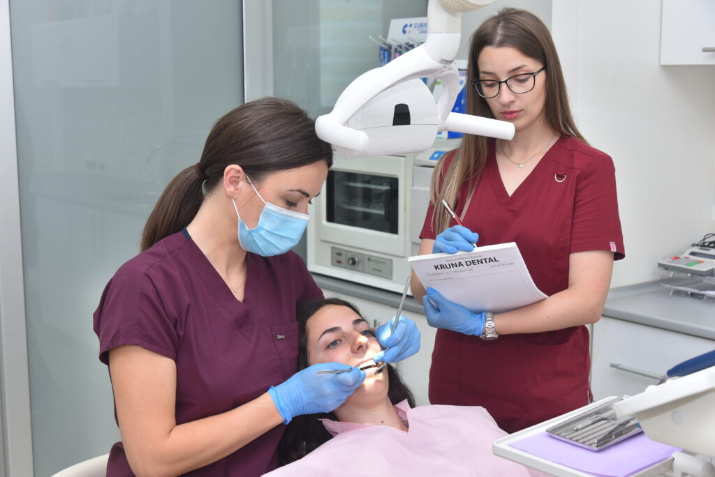Kruna dental stomatološki tim obavlja stomatoloski pregled pacijenta