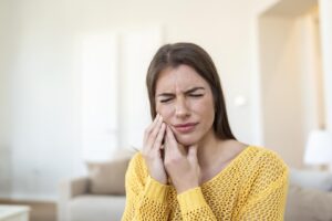 zub boli na hladno tooth-pain-dentistry-beautiful-young-woman-suffering-from-terrible-strong-teeth-pain-touching-cheek-with-hand-female-feeling-painful-toothache-dental-care-health-concept-high-resolution